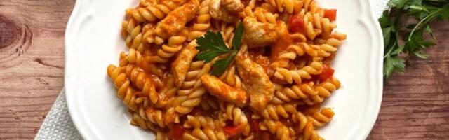 Omiljeni porodični ručak: Brza pasta sa pilećim mesom i ajvarom