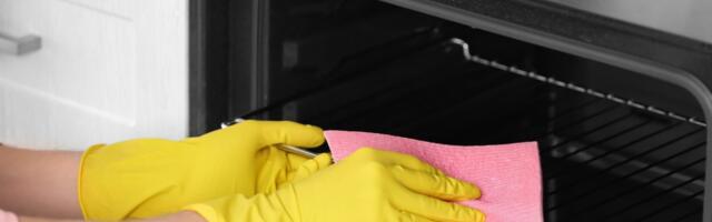 Ovo je najbrži način da očistite masne fleke iz rerne: Za 5 minuta se masnoća bukvalno odlepljuje