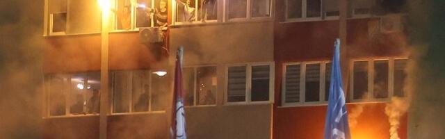 Navijači BiH napravili bakljadu na zgradama u okolini stadiona (VIDEO)