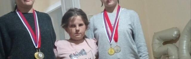 SESTRAMA IZ KRUŠEVCA POŽAR PROGUTAO DOM! Srbija ih je upoznala kada su prodavale badnjake, sada napokon imaju čemu da se raduju! (FOTO)