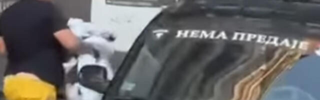 VIDEO Čovek provalio u stan da skloni transparent sa terase, uhapšeni studenti, ali ne i on