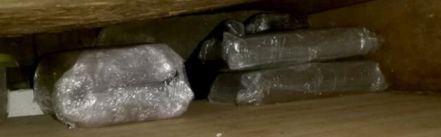 OTKRIVEN ŠTEK PUN HEROINA I PARA Akcija policije u Aranđelovcu, pogledajte gde su našli drogu