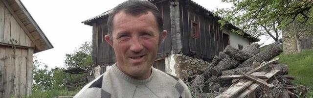 Vlade živi sam u trošnoj kući u udaljenom sjeničkom selu -  ne zna ni koliko ima godina, ni koji je dan
