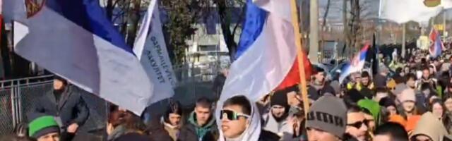 Aplauzi, zagrljaji, poljupci: Studenti iz Beograda krenuli za Kragujevac (VIDEO)