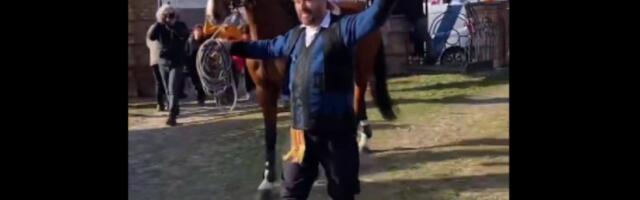 NESVAKIDAŠNJI doček u Topoli: Građani viču "Vi ste deca Karađorđa" (VIDEO)