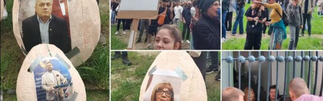 Protest u NS: Policija u punoj opremi, studenti doneli jaja sa slikama Gojković, Juhasa i Bujoševića (VIDEO)