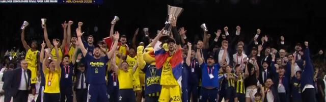 GOSPODSKI POTEZ KAPITENA FENERA: Melih Mahmutoglu prepustio dizanje trofeja Marku Guduriću! (VIDEO)