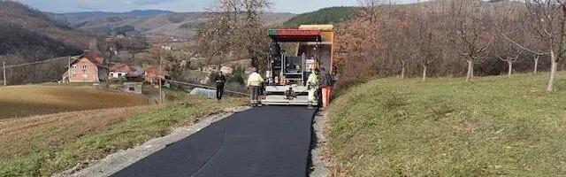 PUŠI SE VRELI ASFALT U MILANOVAČKIM SELIMA Završavaju se radovi na putnoj infrastrukturi, velika stvar za meštane