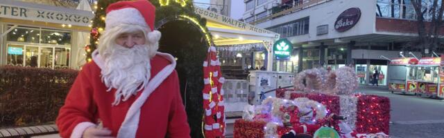 Anonimni Deda Mraz iz Kraljeva do sada uveselio preko 5.000 mališana