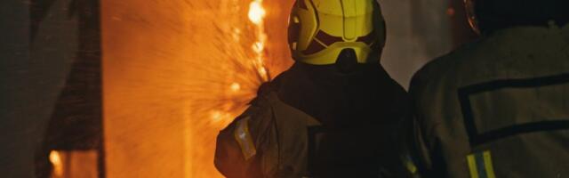 Požar u Zemun Polju: Zapalila se bandera, vatra se širi