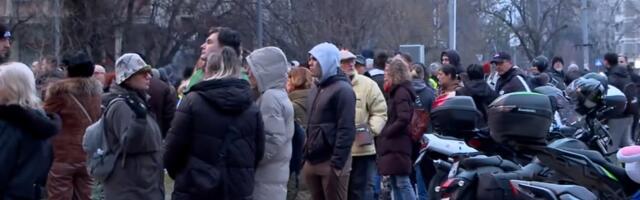 Protest u Novom Sadu dok traje ceremonija u Matici srpskoj: Prisutna policija za razbijanje demonstracija