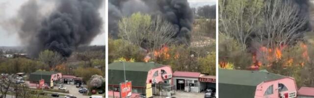 Požar na Čukarici! Vatra se širi velikom brzinom, preti da "proguta" objekat i automobile na parkingu (FOTO/VIDEO)
