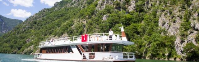 Krstarenja koja se pamte! Prepun turista "Grizli" zaplovio ranije, evo koga je vozio kroz kanjon Drine