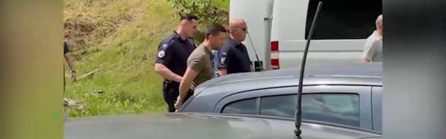 Sramota! Kurtijeva policija privela Srbe zato što su se u Prizrenu slikali ispred crkve sa zastavom!