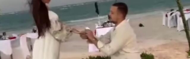 Pevač verio trudnu devojku! Kleknuo na plaži, na njenoj ruci blista dijamant (FOTO)