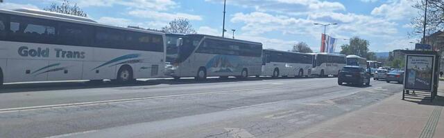 FOTO: Autobusi za prevoz na miting u Beogradu parkirani na keju