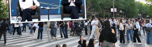 BLOKADERI NAPALI MARINIKU ZBOG GOSTOVANJA NA RTS SA ANOM BRNABIĆ! Besni zbog rukovanja: "Oteraćemo vas u istoriju", Ješić im poručio da treba da se leče (FOTO)