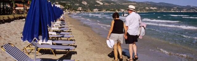 Neobičan prizor na grčkoj plaži: Šetači uživali u mirnom moru, pa ostali u čudu! Ovo niko nije očekivao
