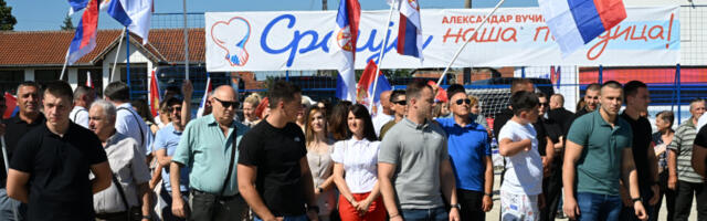 Велики број грађана дочекао Вучића који обилази пут између Горњих и Доњих Синковаца