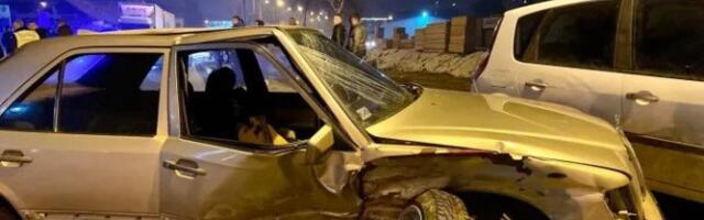 KARAMBOL U NOVOM PAZARU!  Od siline udarca jedan automobil završio u izlogu lokala, a drugi potpuno smrskan