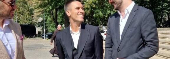 ŽENIDBA Đorđa Đokovića! Trubači ispred crkve Svetog Marka, Novak deli pare šakom i kapom! (FOTO)