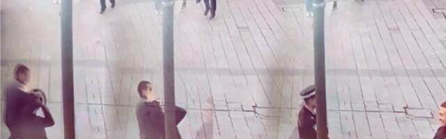 Uznemirujući snimak napada na policajca: Prišao mu s leđa i krvnički ga davio (VIDEO)