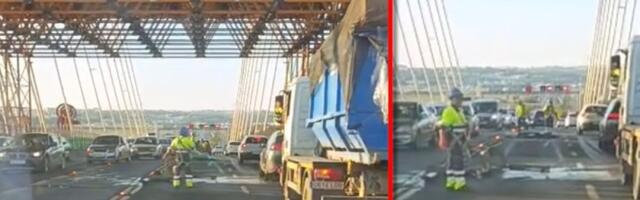 (VIDEO) Ovako nešto se ne viđa svaki dan: Toalet leteo sa visine, pa završio na mostu