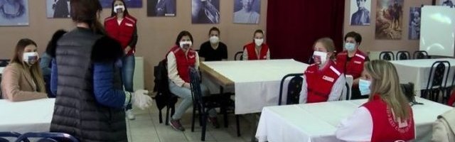 OD SUTRA SE IZMEŠTA ZAVOD ZA TRANSFUZIJU KRVI KRAGUJEVAC! Studentkinje Fakulteta medicinskih nauka volontiraju u borbi protiv virusa kovid 19