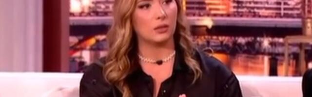 Milica Kon gađala pikslu žvakom: Ispljunula je na stolu, a zbog snimka mnogi su u šoku "Dama pre svega"