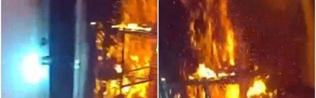 KAMERA NA UNIFORMI SNIMILA SVE: Usred vatrene stihije, policajac uleteo u stan i spasao majku sa dvoje dece (VIDEO)
