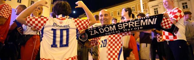 "Za dom spremni" i albanska zastava: Evo kako Hrvati iz Zagreba bodre Vatrene protiv Portugala /GALERIJA/