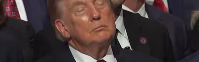 Да ли је Доналд Трамп задремао на сахрани Линдзија Грејема
