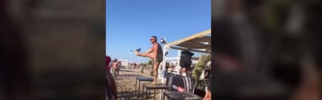 Đuskao na stolu na plaži, pa se prosuo (VIDEO)