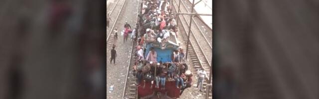 Krcati vozovi: Ljudi okupirali krov, vise svuda (VIDEO)
