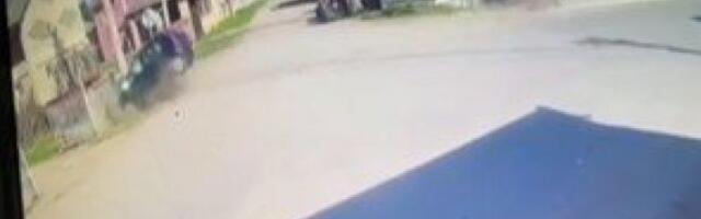 POJAVIO SE SNIMAK STRAVIČNE NESREĆE U GROCKOJ! Automobil velikom brzinom udara u banderu, ljudi pritrčavaju u pomoć