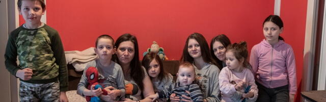 Osmoro dece sa svojom majkom vodi tihu i stalnu borbu za normalne uslove života