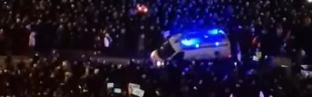 Građani propuštaju vozilo Hitne pomoći na protestu (VIDEO)