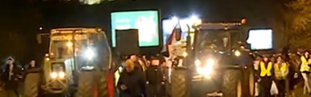 "Ko ne skače taj je ćaci!": Građani idu ka Katoličkoj porti gde su prebijeni studenti, protorije SNS-a zasuli JAJIMA (VIDEO)