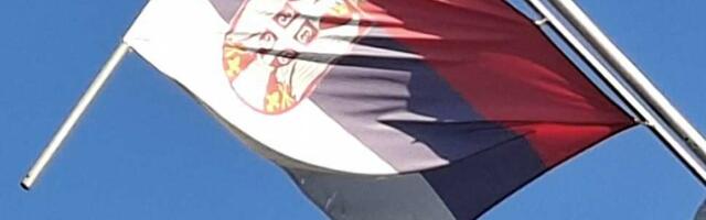 Poderana zastava Srbije vijori se na niškoj Tvrđavi, nadležni ne vide
