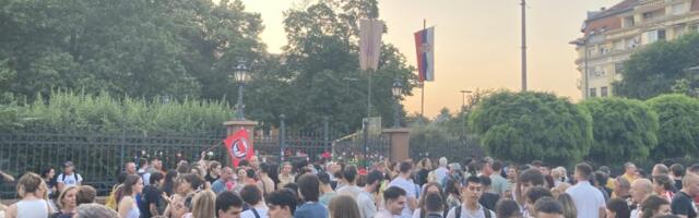 Okupljanje ispred Jovine gimnazije: Roditelji protiv preseljenja, deca zaslužuju stabilnost