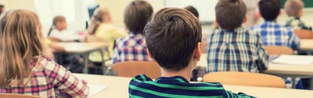 U školi u Bačkoj Topoli dojavljena bomba, deca nisu evakuisana, majka saznala iz medija