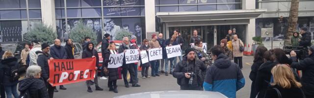 DUNP-aj do slobode“: Glumci ispred RTS-a podržali studente i pozvali sve 21. decembra u Novi Pazar