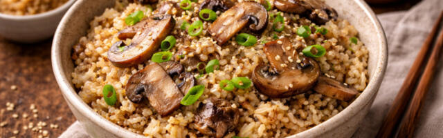 Pirinač sa pečurkama, misoom i susamom: Japanski “comfort food”, a u stvari odličan recept za posni obrok