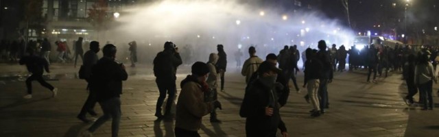 Suzavac i šok bombe na protestu u Parizu, demonstranti napali policiju