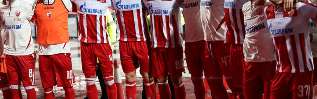 Dok mu je većina saigrača na moru: Fudbaler Crvene zvezde sa narodom čeka red ispred Hrama Svetog Save (FOTO)