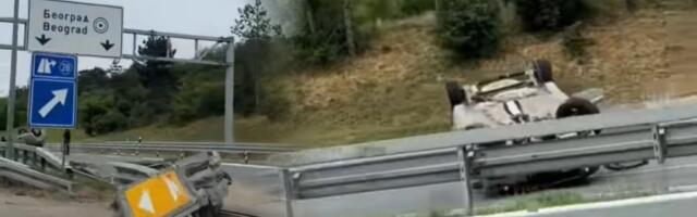 Užas na ulazu u Beograd! Automobil na krovu: Teška nesreća na auto-putu iz pravca Niša (VIDEO)