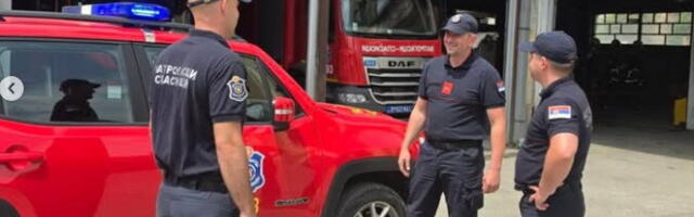 VATROGASCI-SPASIOCI POMOGLI POVREĐENOJ TRUDNICI: Naišli na saobraćajnu nesreću dok su se vraćali sa intervencije i odmah krenuli u akciju! (foto)
