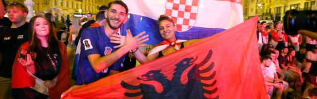 Hrvati ne spavaju, uz albansku zastavu bodre Vatrene na Trgu bana Jelačića /VIDEO/