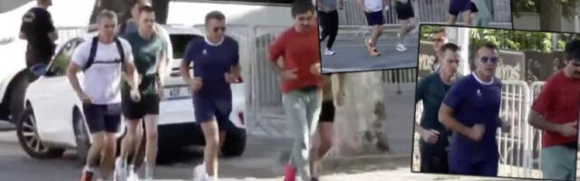 Šou na ulicama Pariza: Emanuel Makron pokazao svoju jutarnju rutinu ( FOTO/VIDEO)
