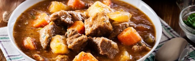 Specijalitet koji ćete obožavati: Pudarski paprikaš sa dve vrste mesa (RECEPT)